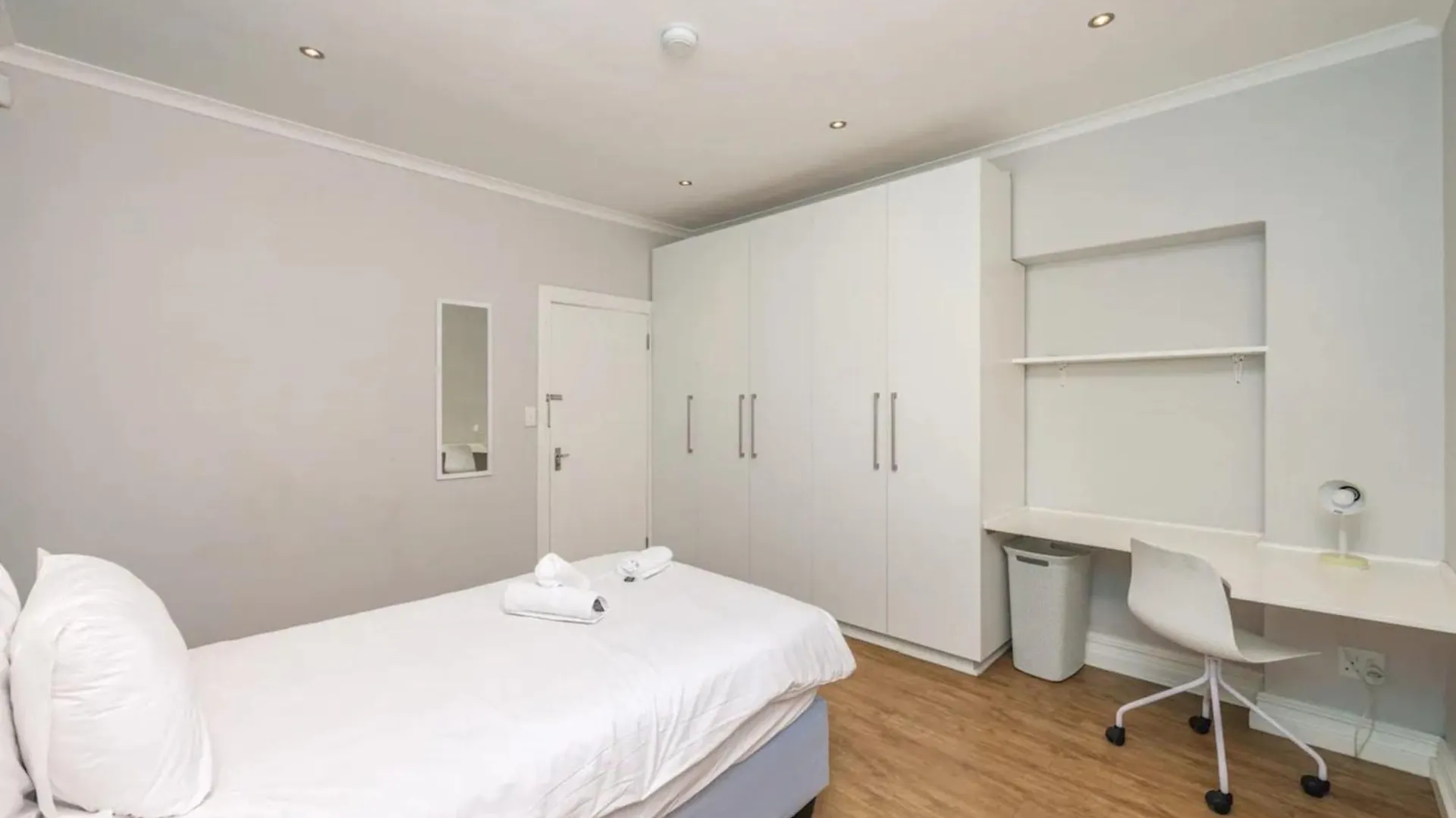 Contemporary 4 Bedroom Home Cape Town 0*,