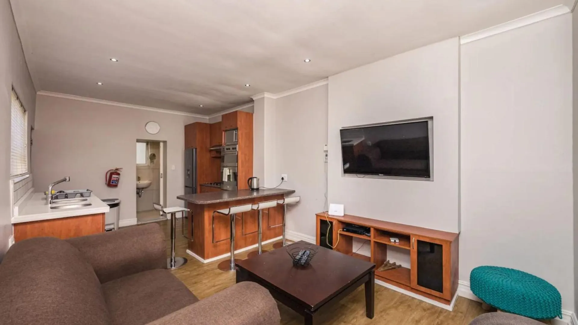 Contemporary 4 Bedroom Home Cape Town 0*,